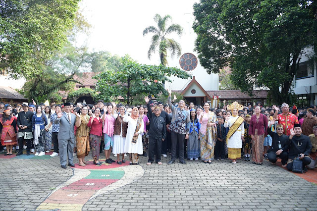 “Usaha untuk mewujudkan tujuan dan fungsi pendidikan tersebut, tidak hanya menjadi tugas dan tanggung jawab pemerintah saja, tetapi juga seluruh elemen masyarakat. Kami memerlukan partisipasi semesta untuk mewujudkan Pendidikan Bermutu untuk Semua,” tutur Mendikdasmen yang pada pagi itu bertindak sebagai pembina upacara dan mengenakan pakaian adat Pangsi dari Jawa Barat.